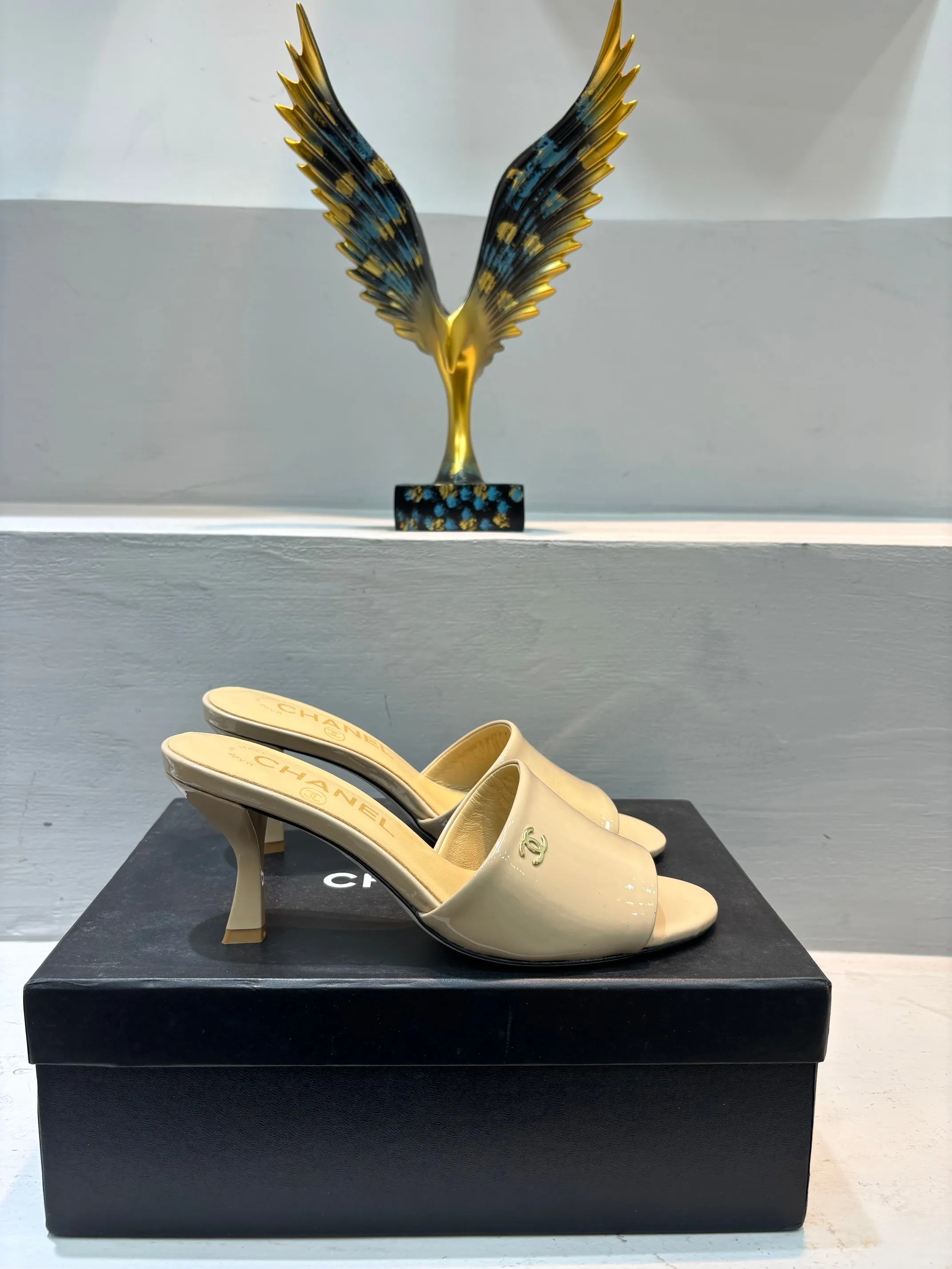 👟👟Ex-factory price 520👟👟 🌲🌲🌲 Chanel's new slippers for early summer, the same style is used by major fashion bloggers and celebrities, they are so beautiful! The upper is made of imported glossy patent leather and the lining is made of sheepskin. Original leather outsole, heel height 5cm. Size: 35-41 (custom-made 40 and 41 non-refundable)